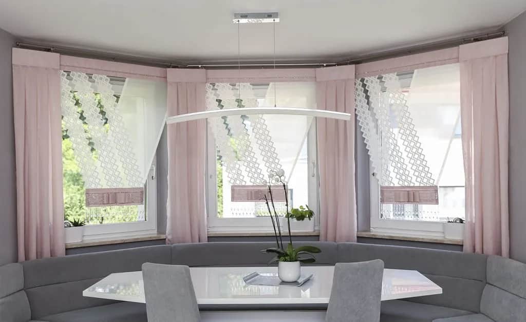 Jak wybrać idealne firanki do wykuszu w salonie: 5 porad
