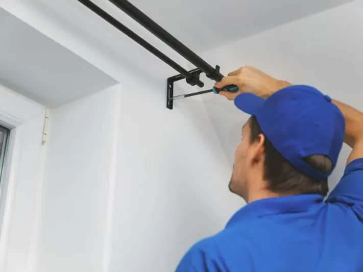 Jak zamontować karnisz w suficie podwieszanym? Poradnik krok po kroku