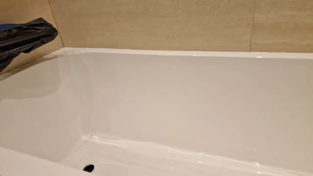 Ile kosztuje renowacja wanny? Zobacz, co wpływa na ceny i wybór