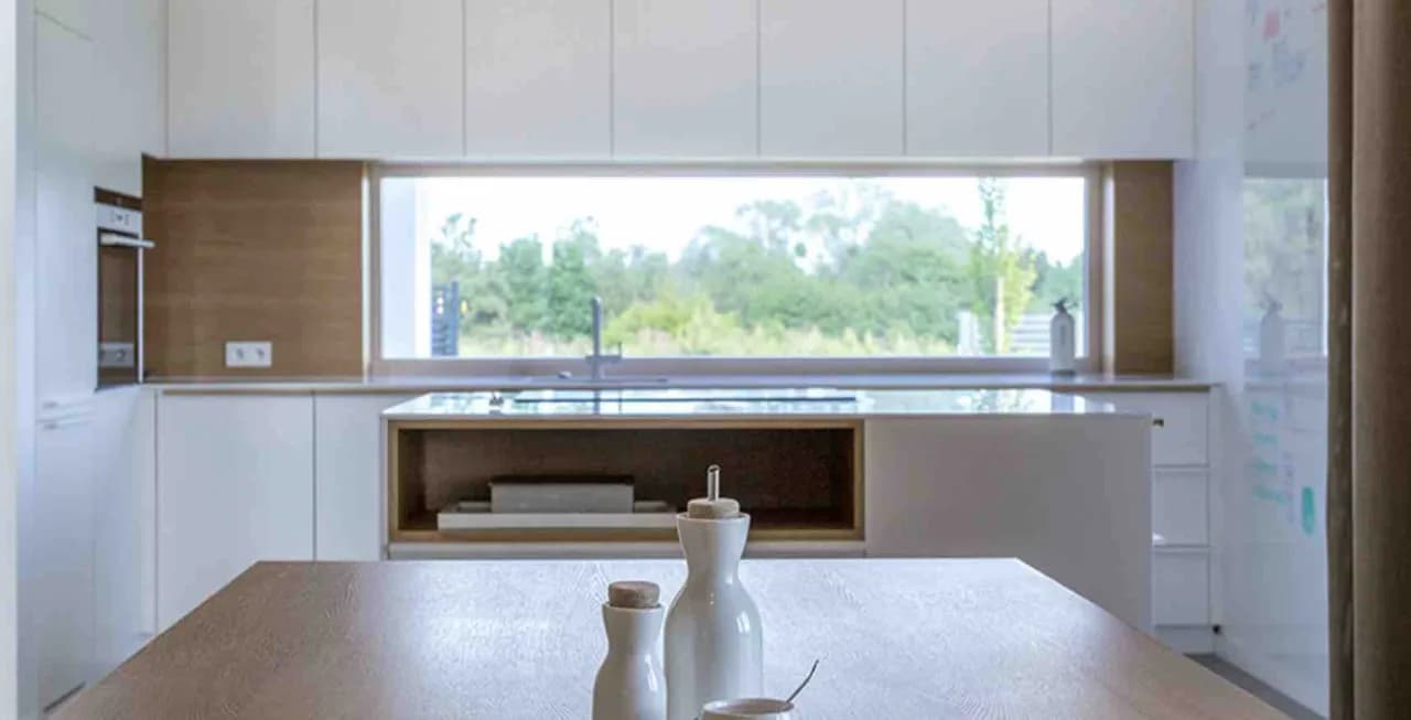 Panoramiczne okno w kuchni: zalety i wyzwania, na co uważać?