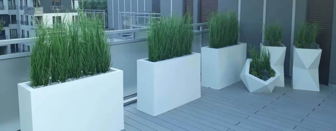 Donice wokół tarasu: Kreatywne aranżacje przestrzeni ogrodowej