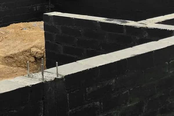 Izolacja pionowa fundamentów: jak skutecznie użyć masy bitumicznej