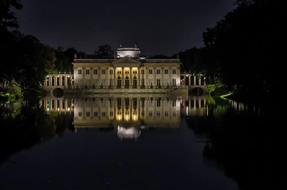 Łazienki Królewskie w Warszawie - Architektura i Piękno Rezydencji