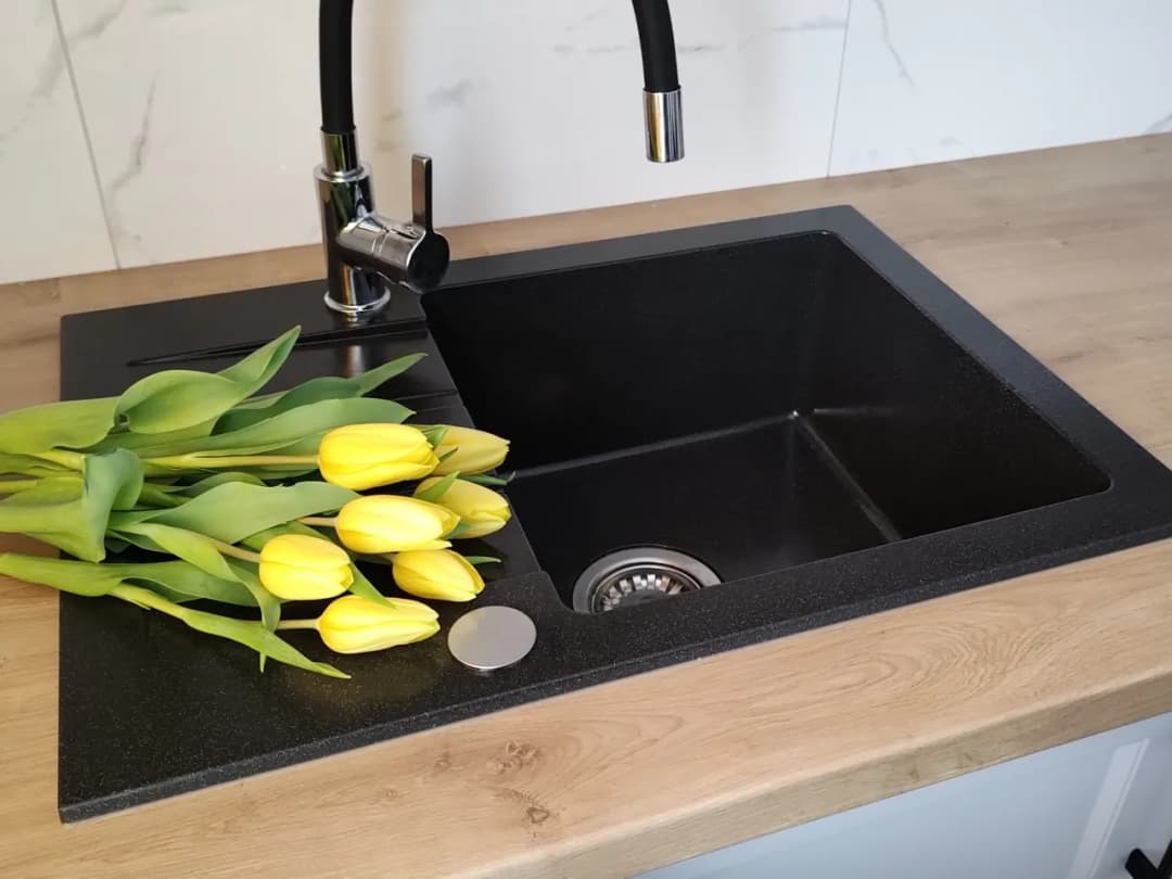 Skuteczne sposoby na czyszczenie czarnego zlewu w kuchni bez zarysowań