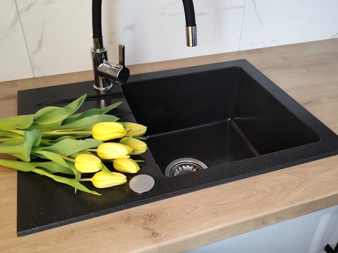 Skuteczne sposoby na czyszczenie czarnego zlewu w kuchni bez zarysowań