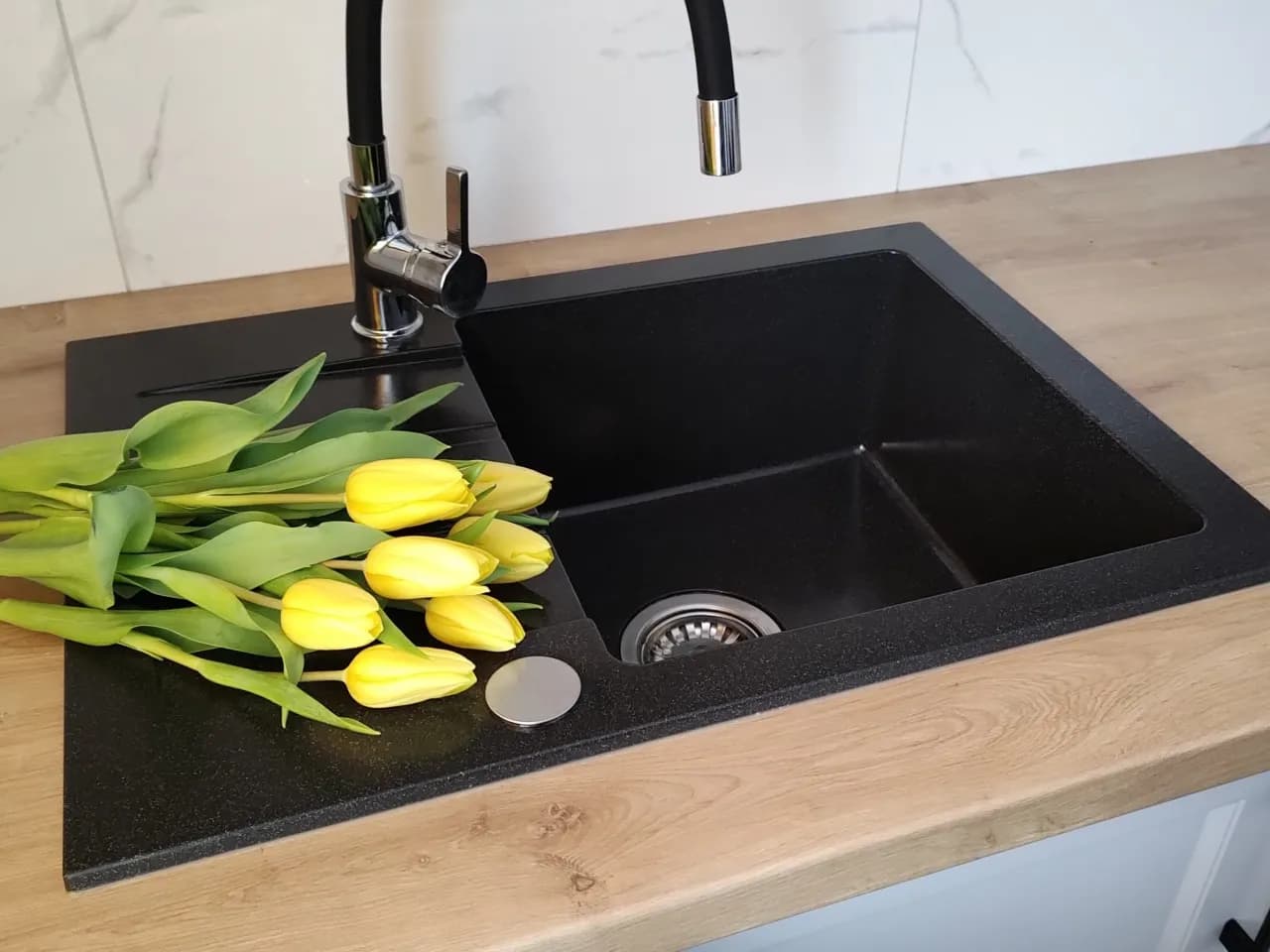 Skuteczne sposoby na czyszczenie czarnego zlewu w kuchni bez zarysowań