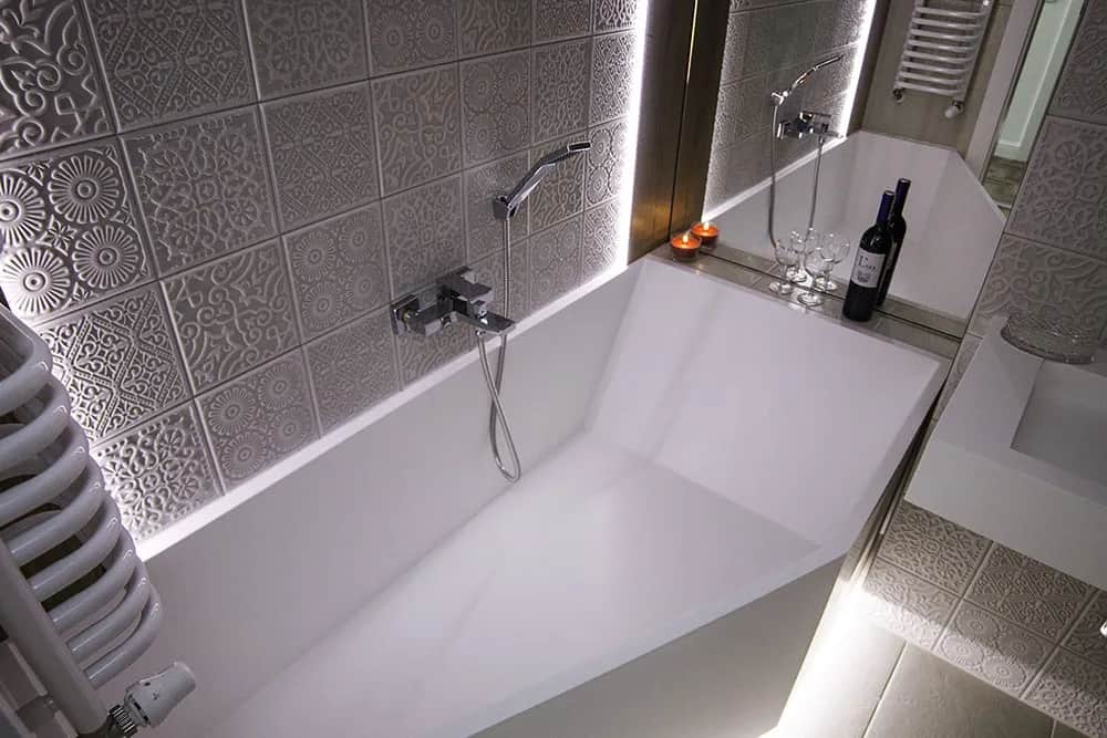 Ile kosztuje wanna na wymiar? Sprawdź, co wpływa na cenę i wybór.