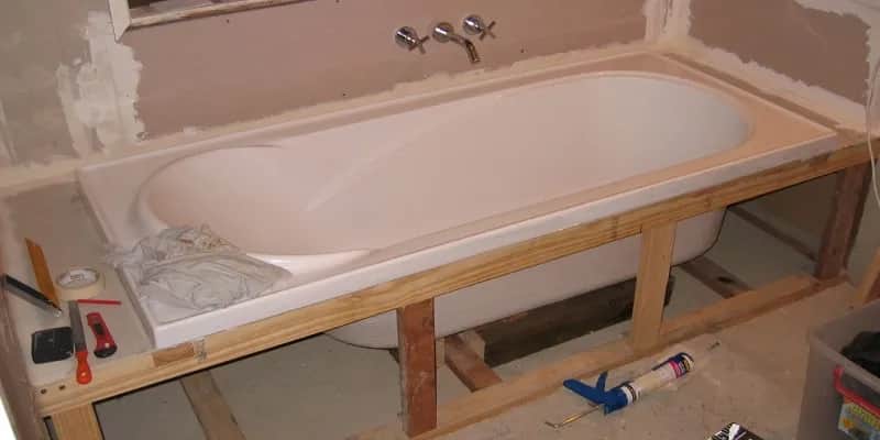 Czym obudować wannę? Najlepsze materiały i metody zabudowy łazienki