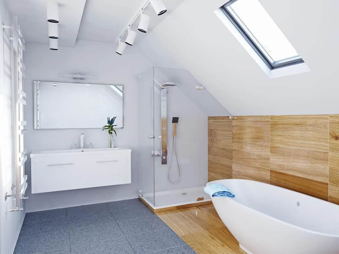 Jak urządzić małą łazienkę na poddaszu ze skosem - 8 porad