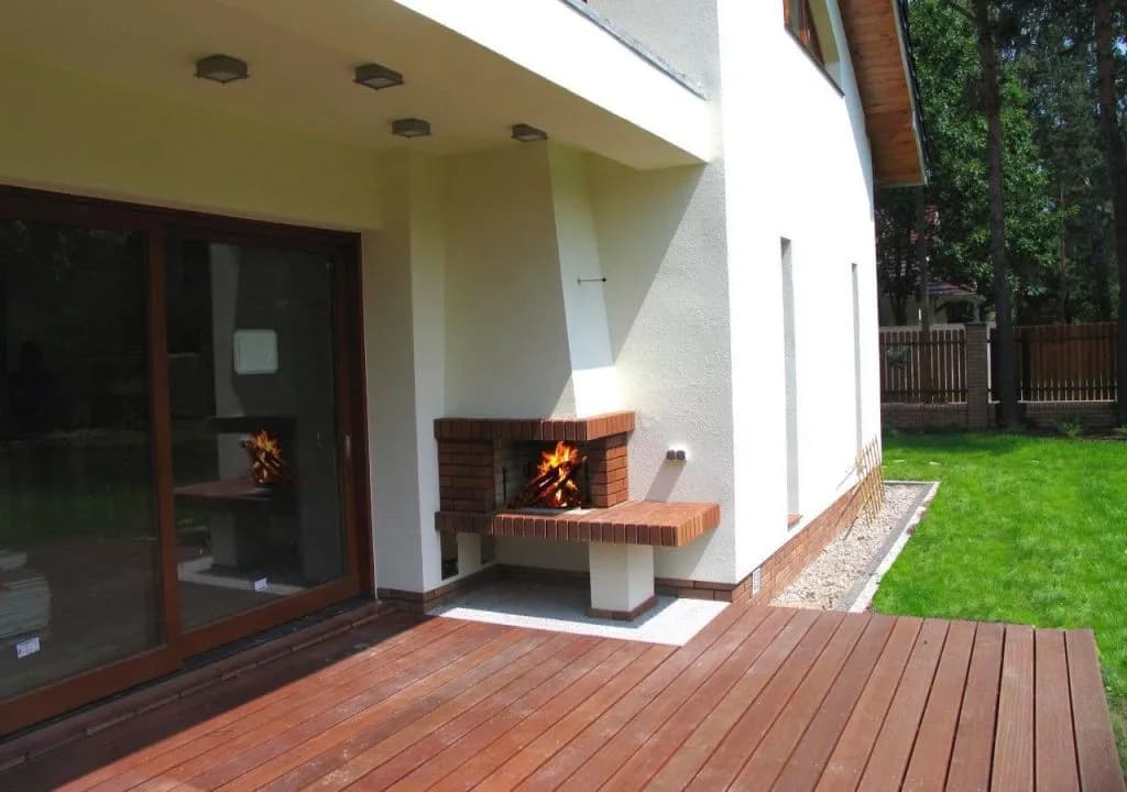 Kominek z grillem na tarasie: Jak stworzyć idealne miejsce relaksu