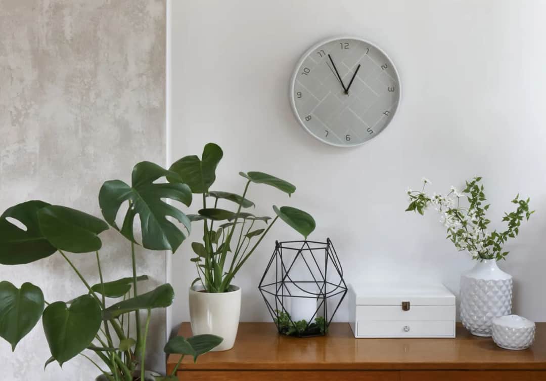 Praktyczny poradnik: gdzie powiesić zegar w salonie - najlepsze rozwiązania