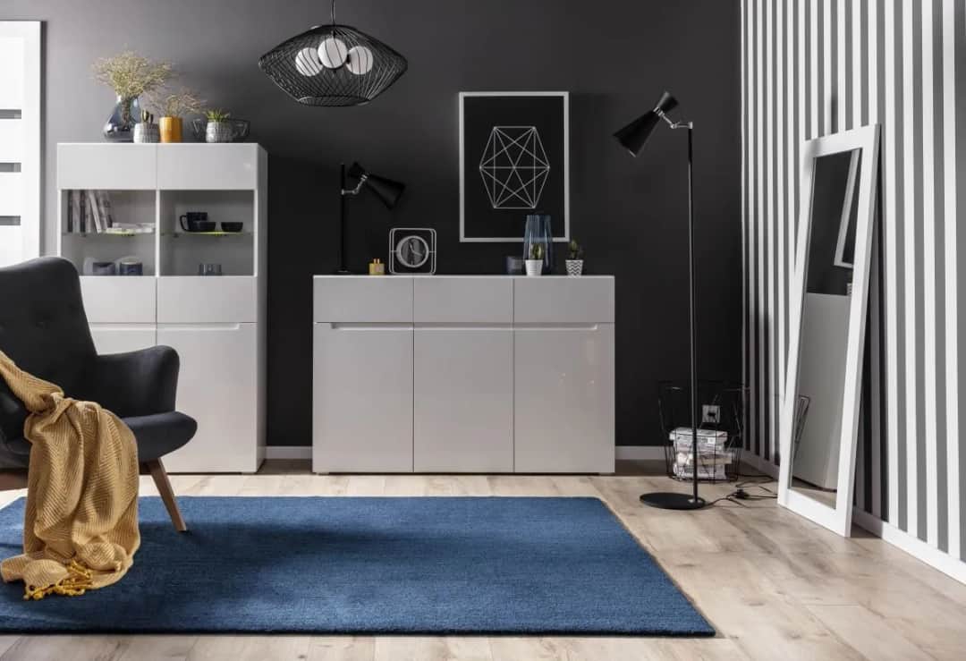 Idealna podłoga do białych mebli w salonie: 5 najlepszych opcji