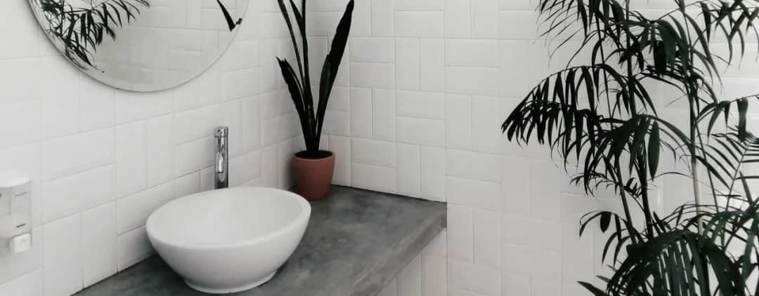 Czy warto malować płytki w łazience? Zalety, wady i ważne fakty