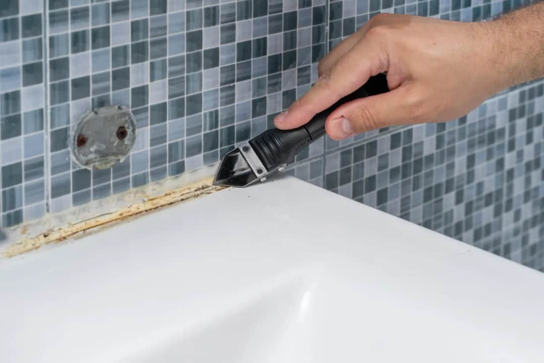 Jak usunąć silikon z wanny? Skuteczne metody i cenne porady, które pomogą
