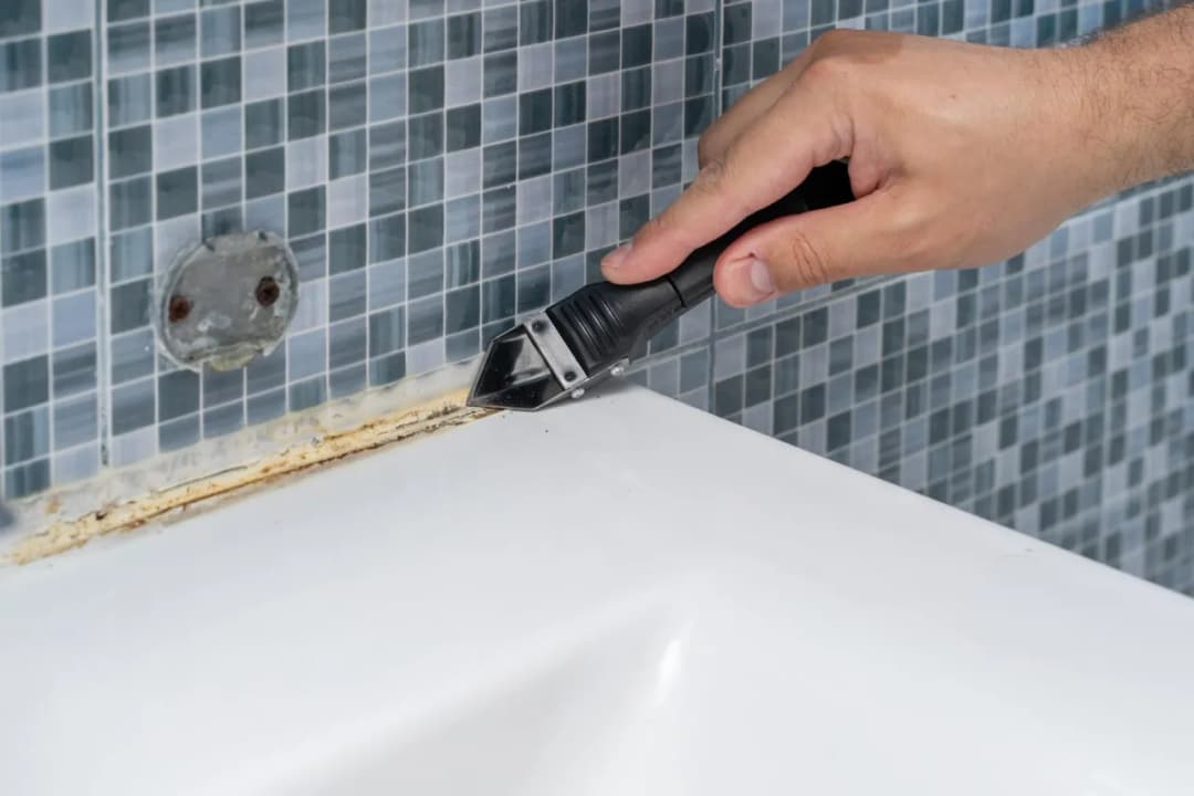 Jak usunąć silikon z wanny? Skuteczne metody i cenne porady, które pomogą
