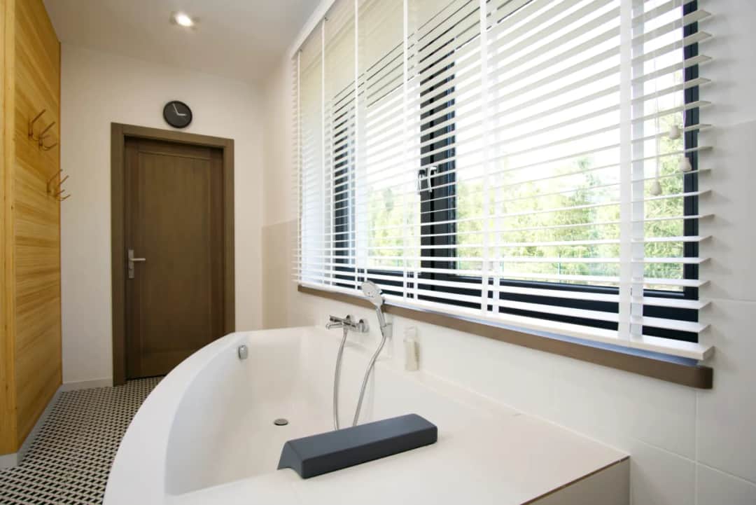 Jak zasłonić okno w łazience - 5 skutecznych sposobów