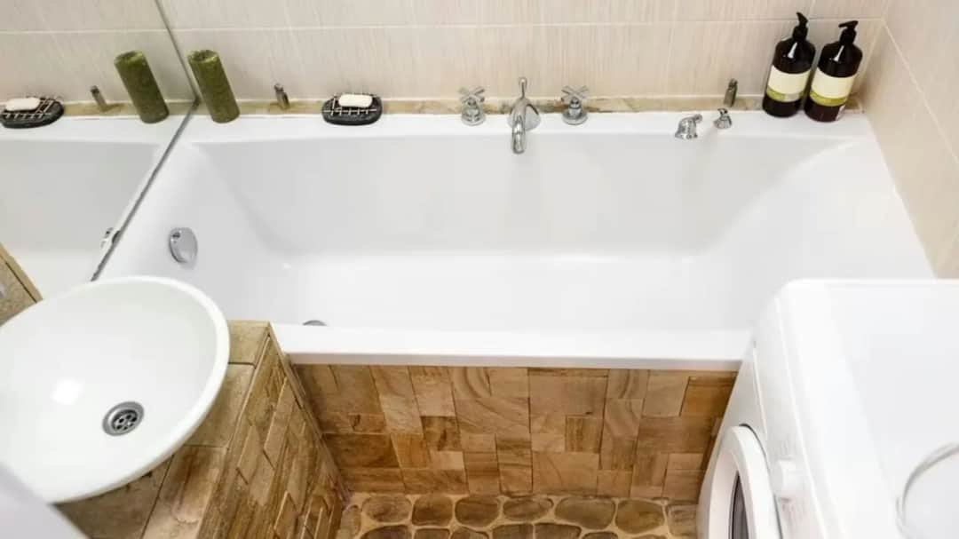 Jaka wanna do małej łazienki - najlepsze typy i porady na start