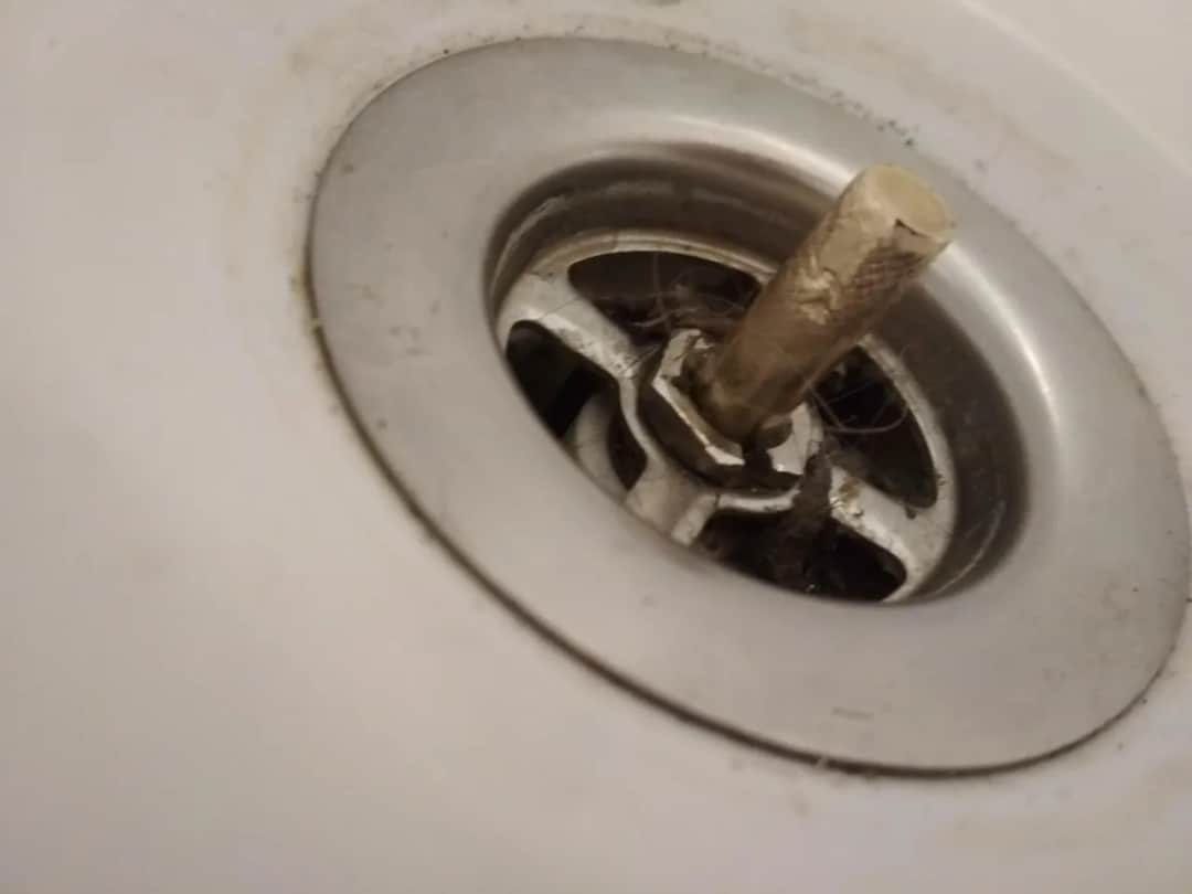 Jak wyciągnąć korek z wanny? Poznaj sprawdzone metody i wskazówki.