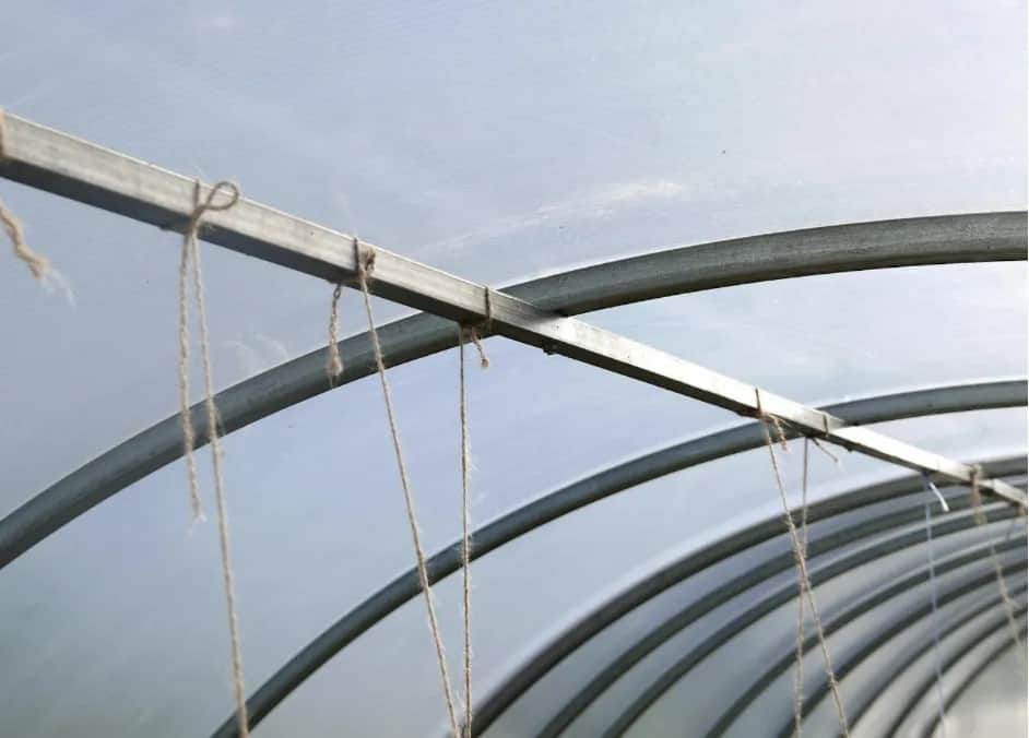 Kiedy warto zastosować płyty komorowe z poliwęglanu zamiast szkła?