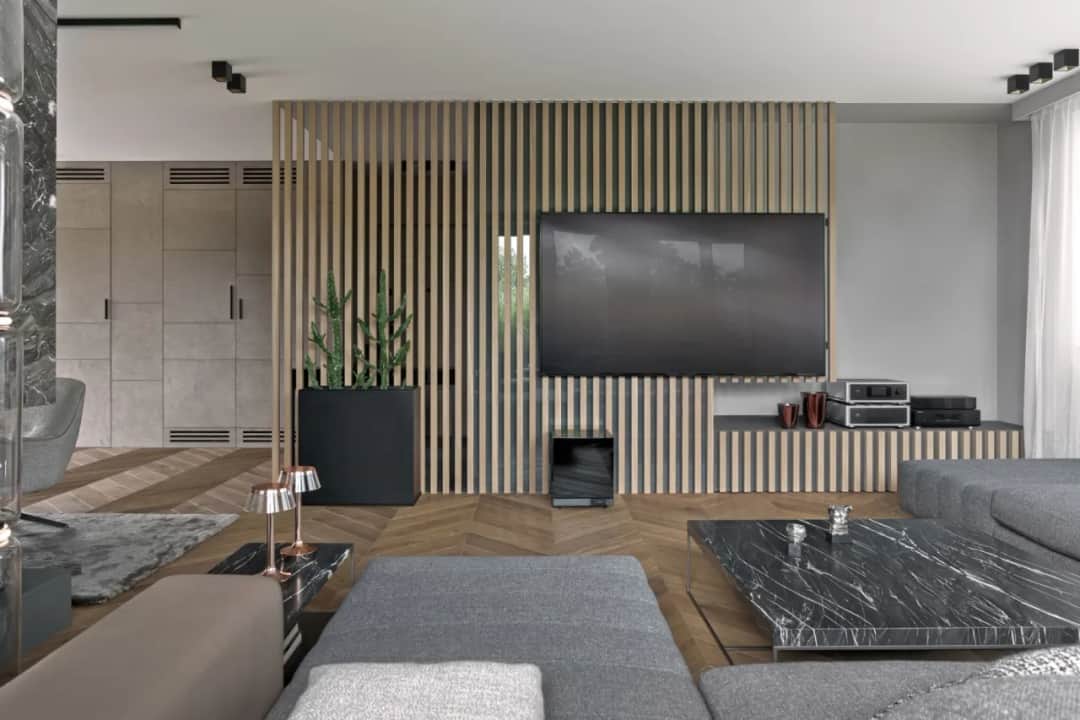 Modne ściany w salonie: inspiracje i trendy dekoracyjne 2025