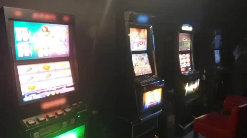 Legalność pracy w salonie gier - Co musisz wiedzieć?