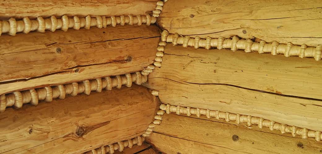 Mszenie domów z bali: klucz do trwałości i komfortu budynku