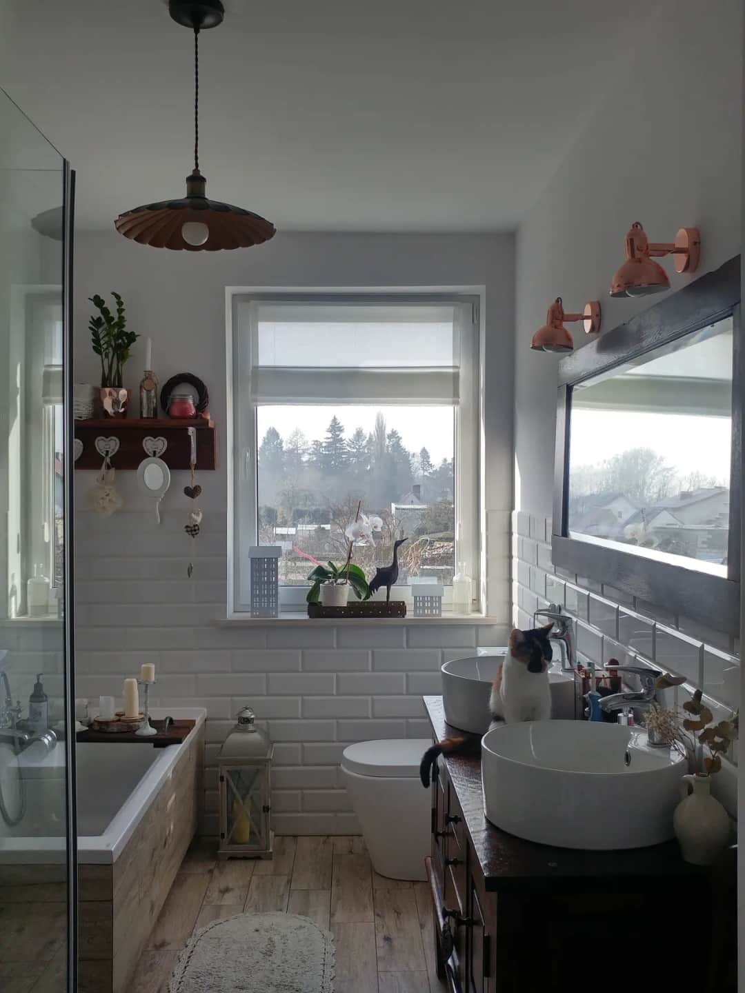 Jak udekorować okno w łazience: 8 praktycznych pomysłów