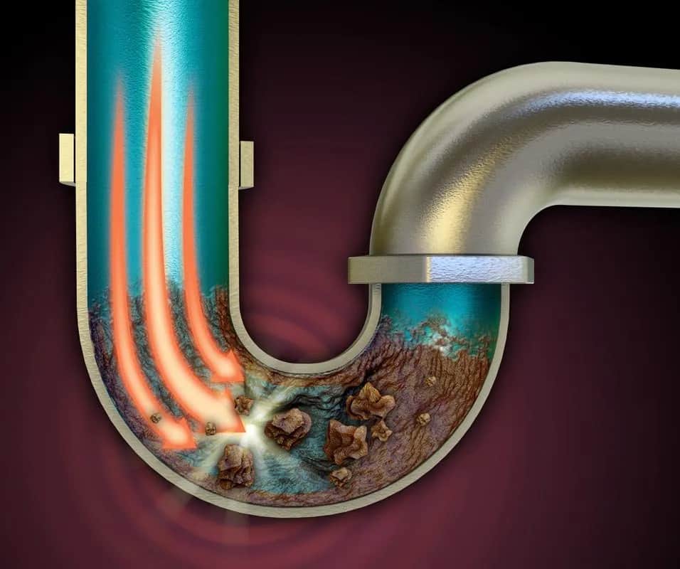 Jak udrożnić kratkę ściekową pod wanną? Skuteczne metody na zatory.