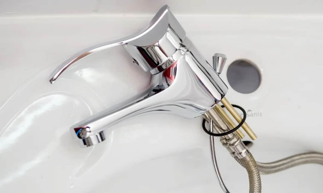 Jak wymienić baterię w wannie i uniknąć kłopotów z instalacją