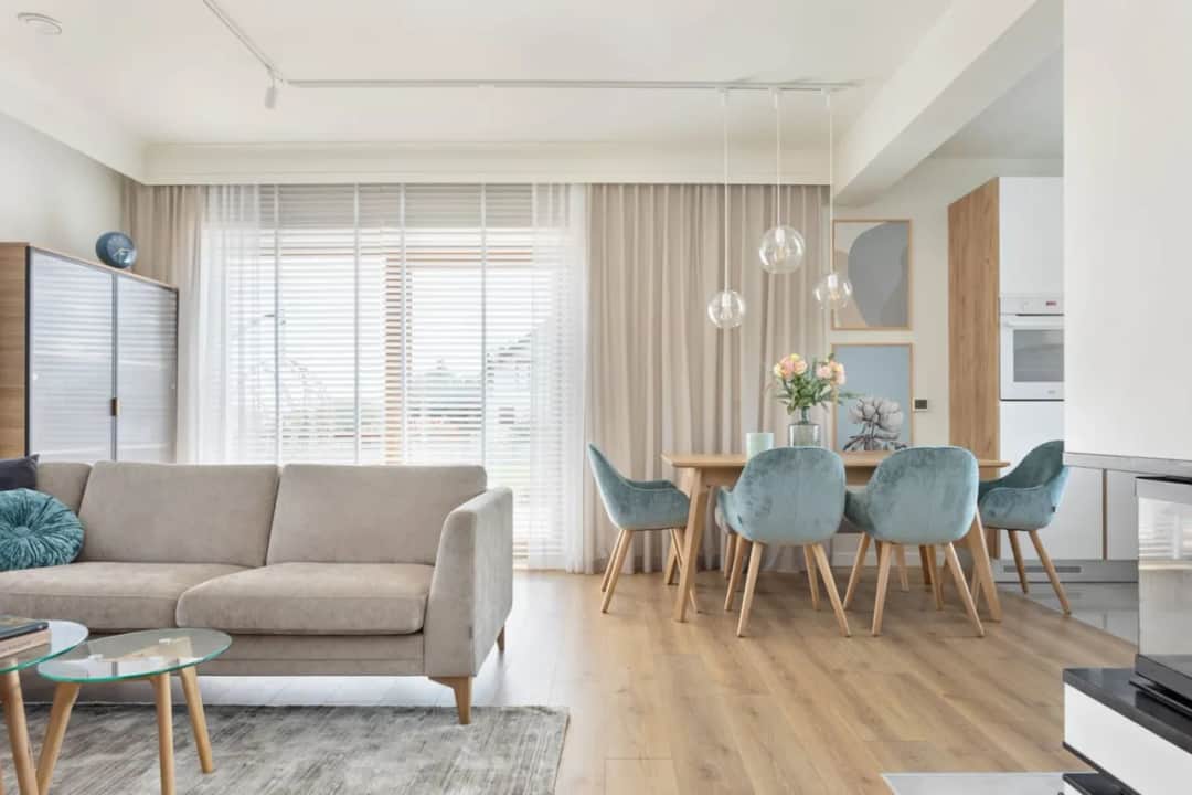 Jak ozdobić okna w salonie: 10 inspirujących pomysłów na 2025