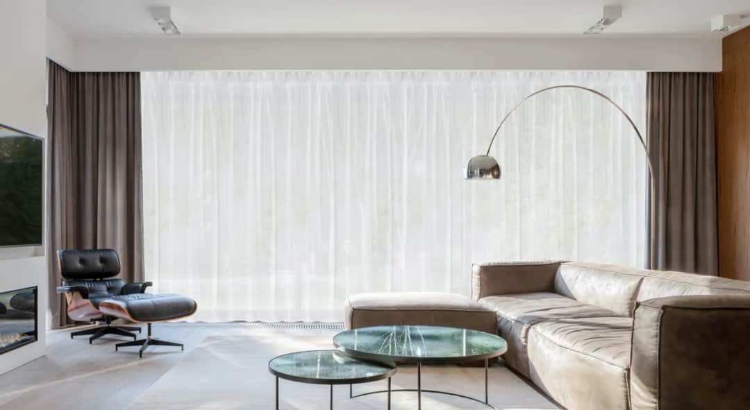 Jak dobrać firanki do salonu: 5 trików dla idealnego wnętrza
