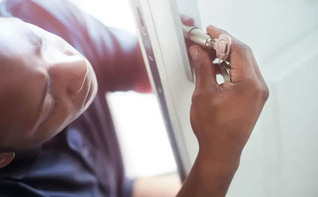 Jak skutecznie otworzyć zatrzaśnięte drzwi od łazienki: 4 sprawdzone sposoby