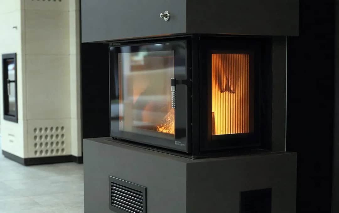 Kominek na drewno i pellet: Porównanie, zalety i wybór