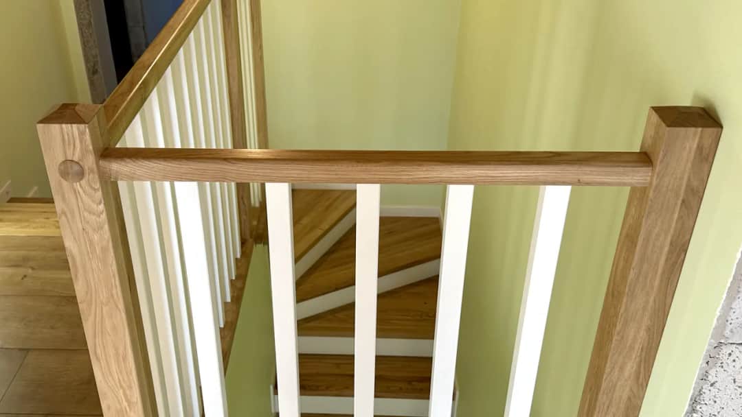 Jak prawidłowo zamontować słupek drewniany w balustradzie: 5 kroków