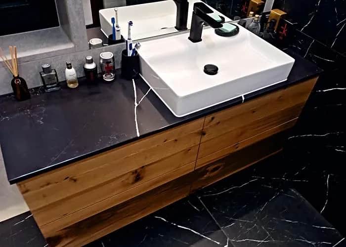 Z czego zrobić blat do łazienki - poradnik wyboru trwałego materiału