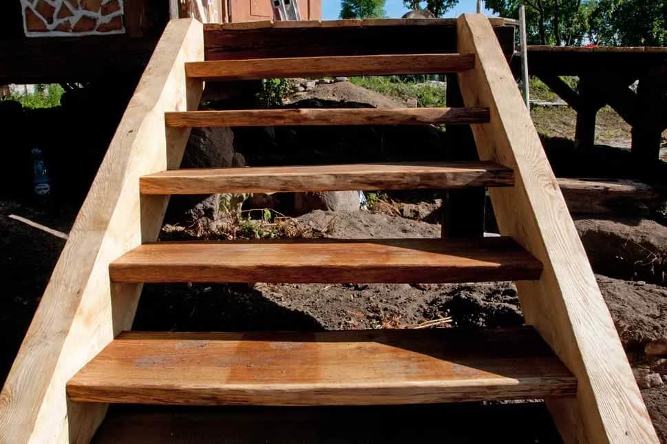 Konstrukcja schodów drewnianych zewnętrznych - krok po kroku