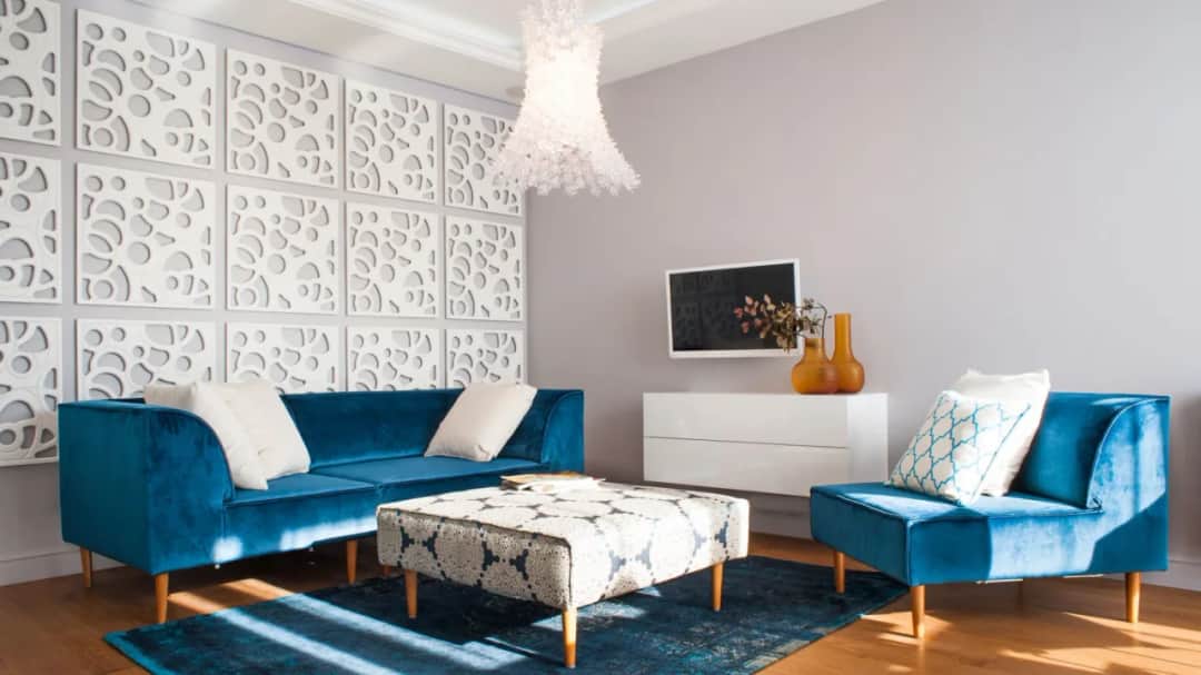 Inspirujące sposoby na ozdobienie ścian w salonie: 10 modnych idei